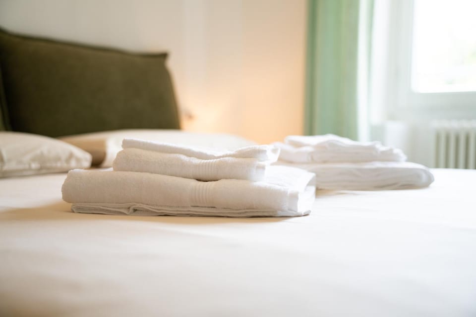 Bed, towels