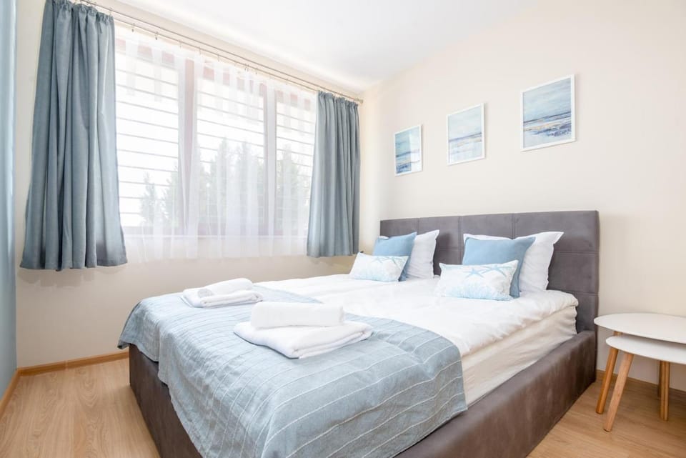 Bed, towels