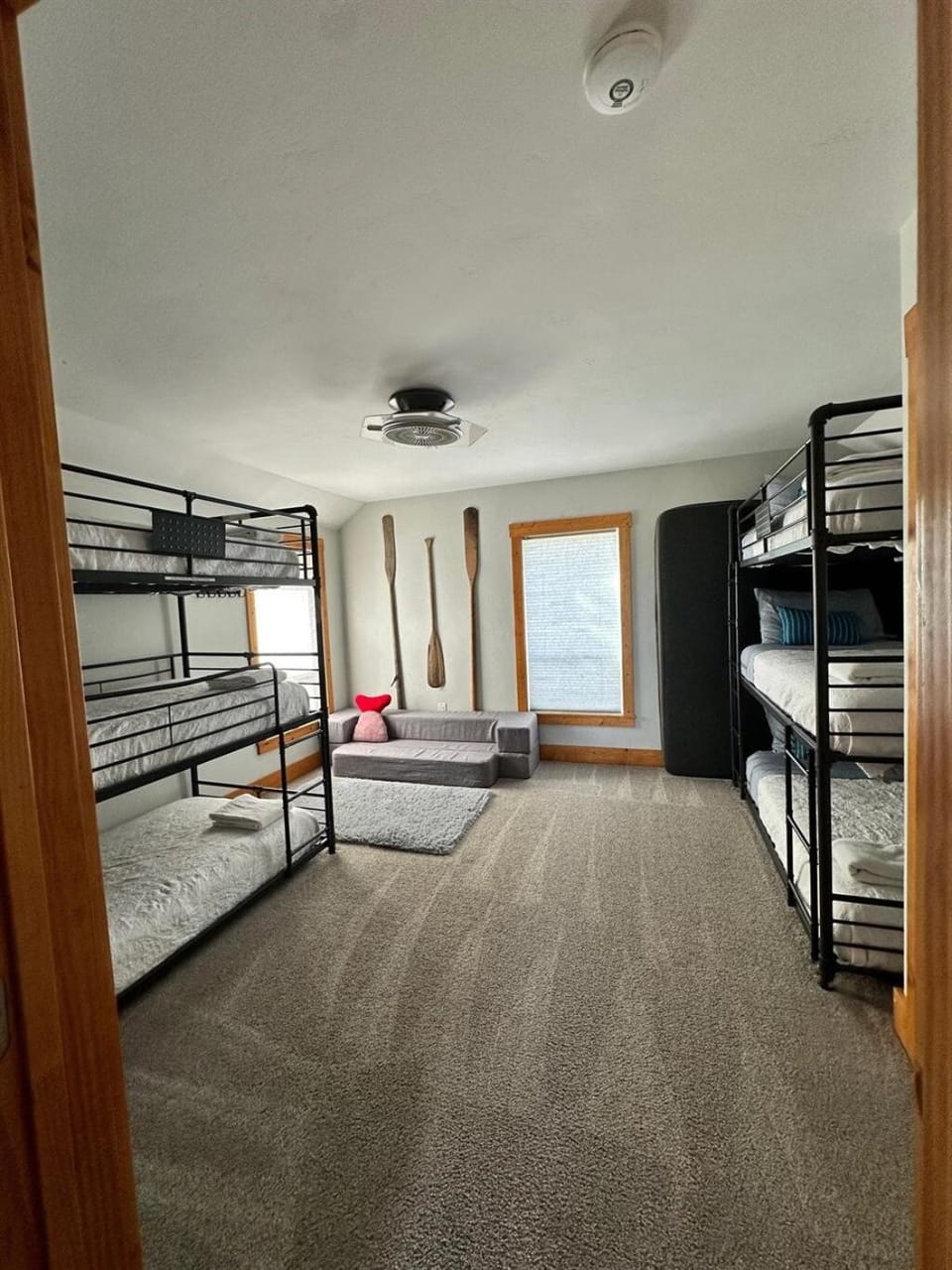 Seating area, Bedroom, bunk bed