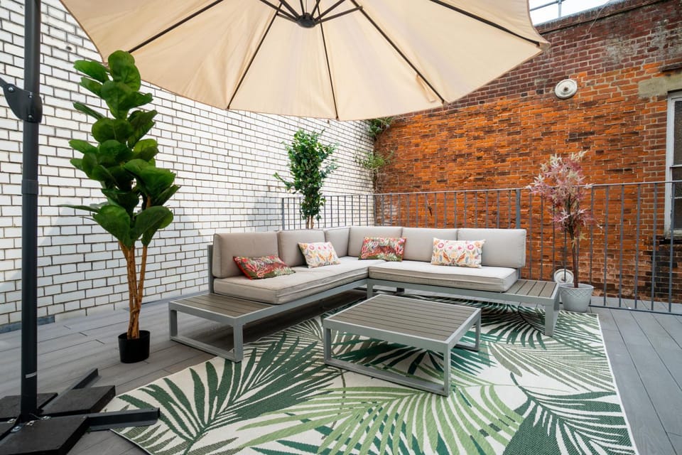 Patio, Day, Living room, Seating area, sunbed