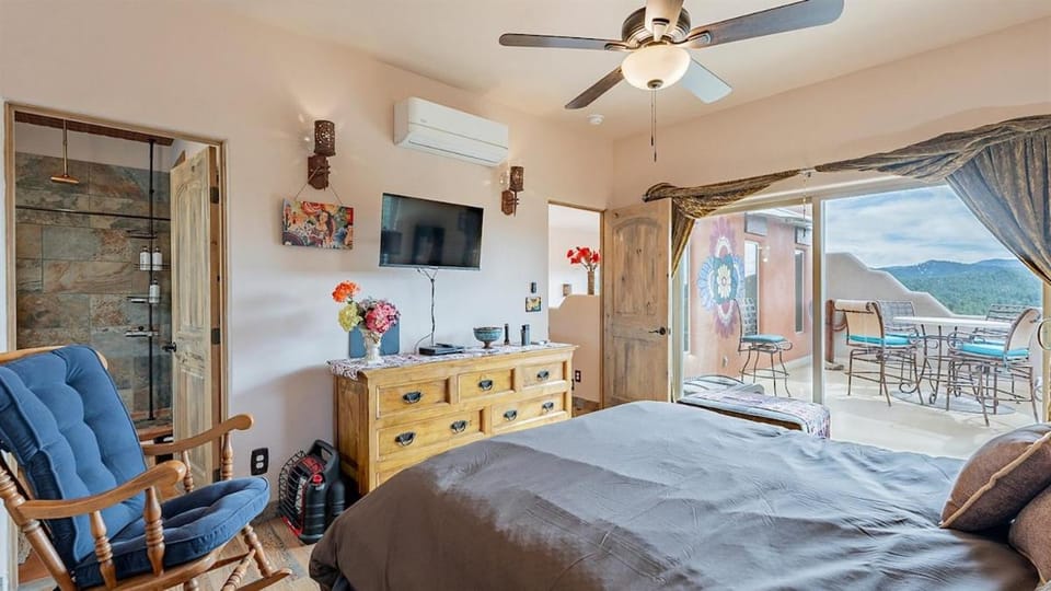 Bed, TV and multimedia, Seating area, Bedroom