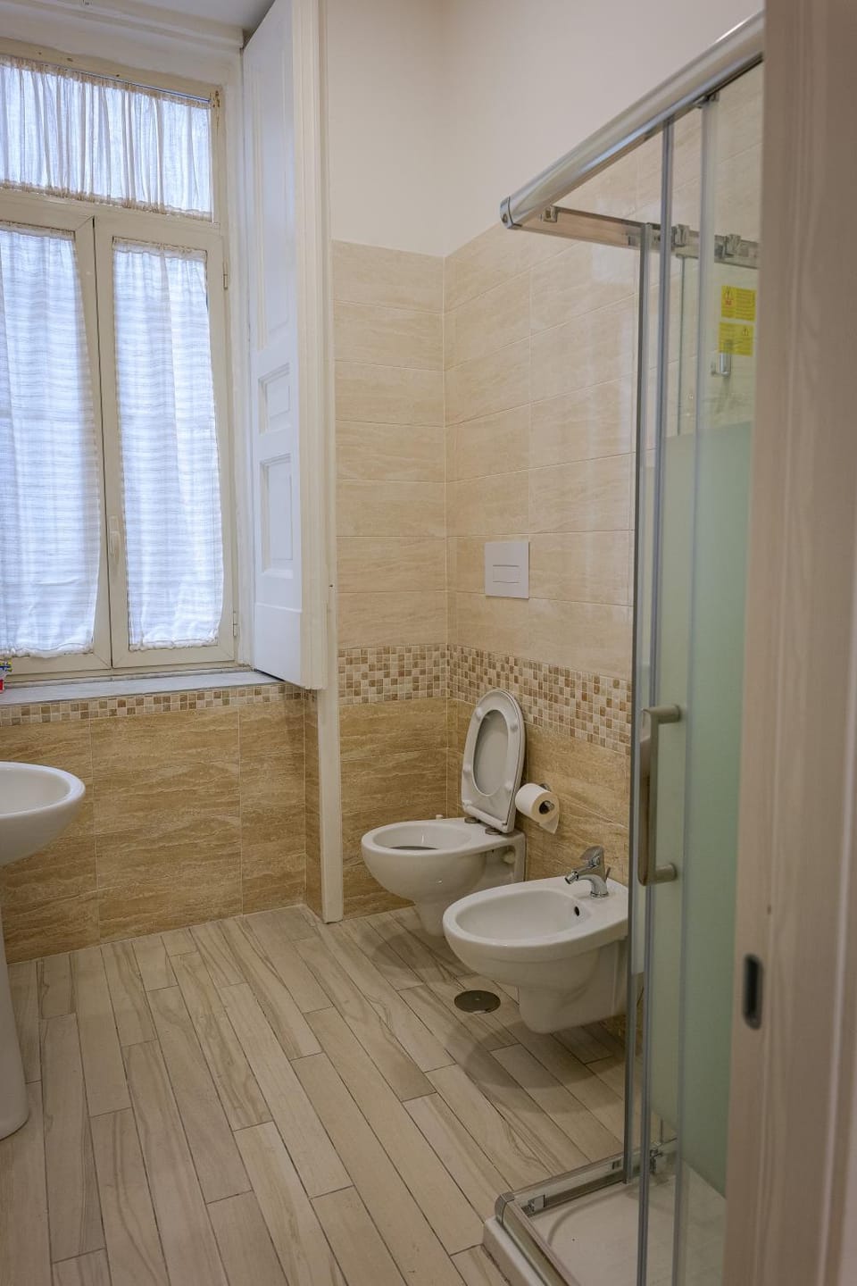 Toilet, bidet