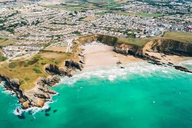 Modern surf pad, steps from Towan beach Apartment in Newquay