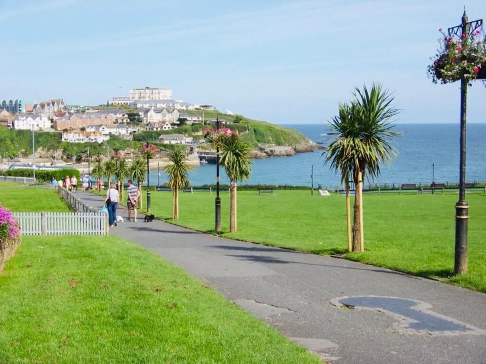 Modern surf pad, steps from Towan beach Apartment in Newquay