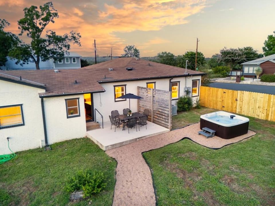 Henke Haus - A Few blocks from Main House in Fredericksburg