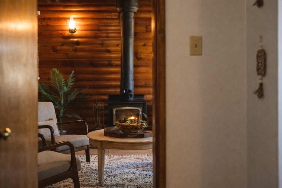 Sylvan Cabin - 3 BR Family Fun Luxurious Yard Cabin in Sylvan Lake