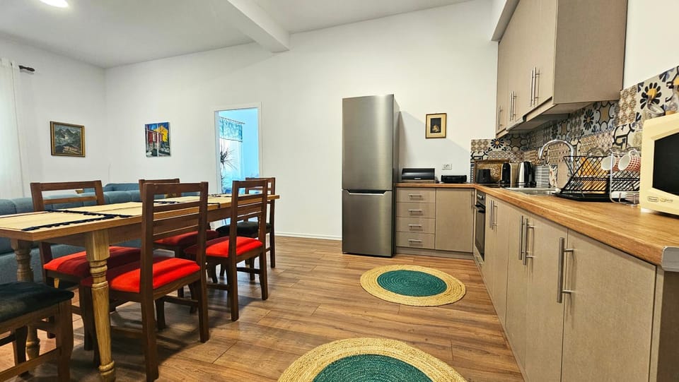 Kitchen or kitchenette, Dining area, oven, stove