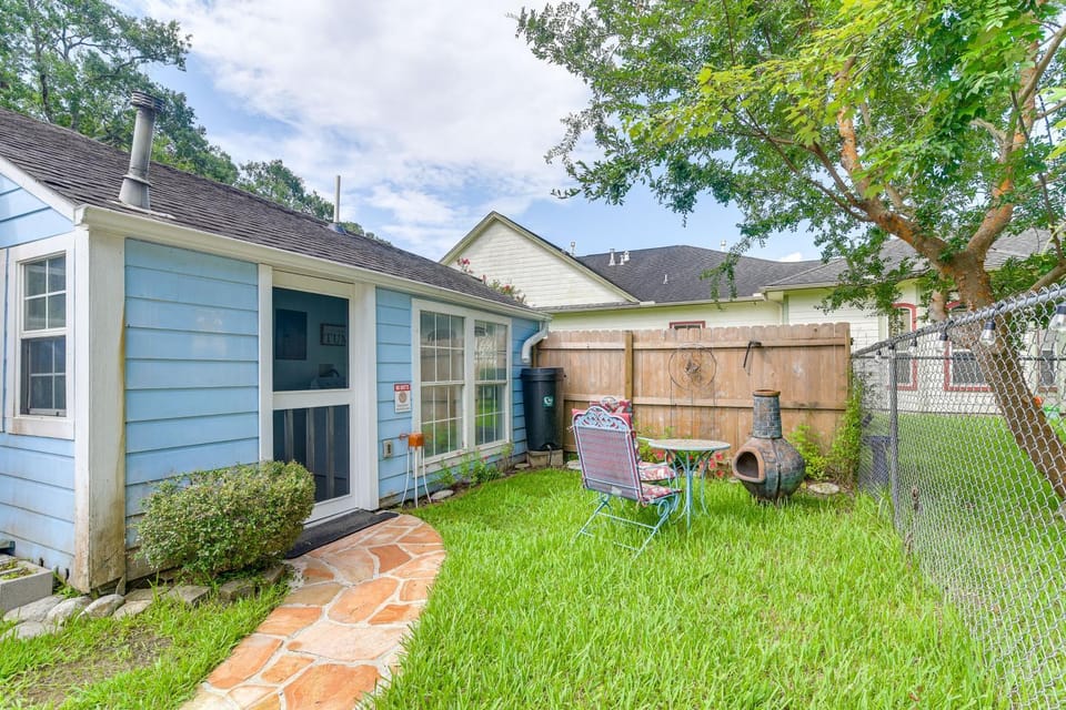 Walk to Parks and Main St Renovated League City Gem House in League City