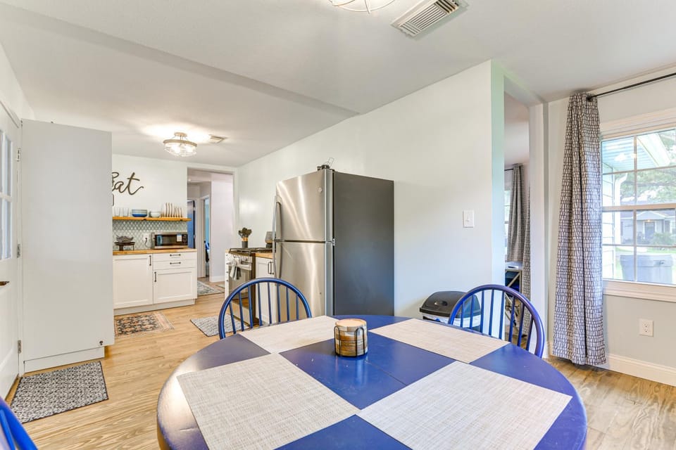 Walk to Parks and Main St Renovated League City Gem House in League City