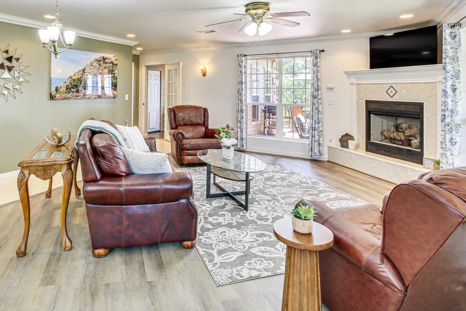 Outdoor Entertainment Area: Scenic Hot Springs Gem House in Hot Springs