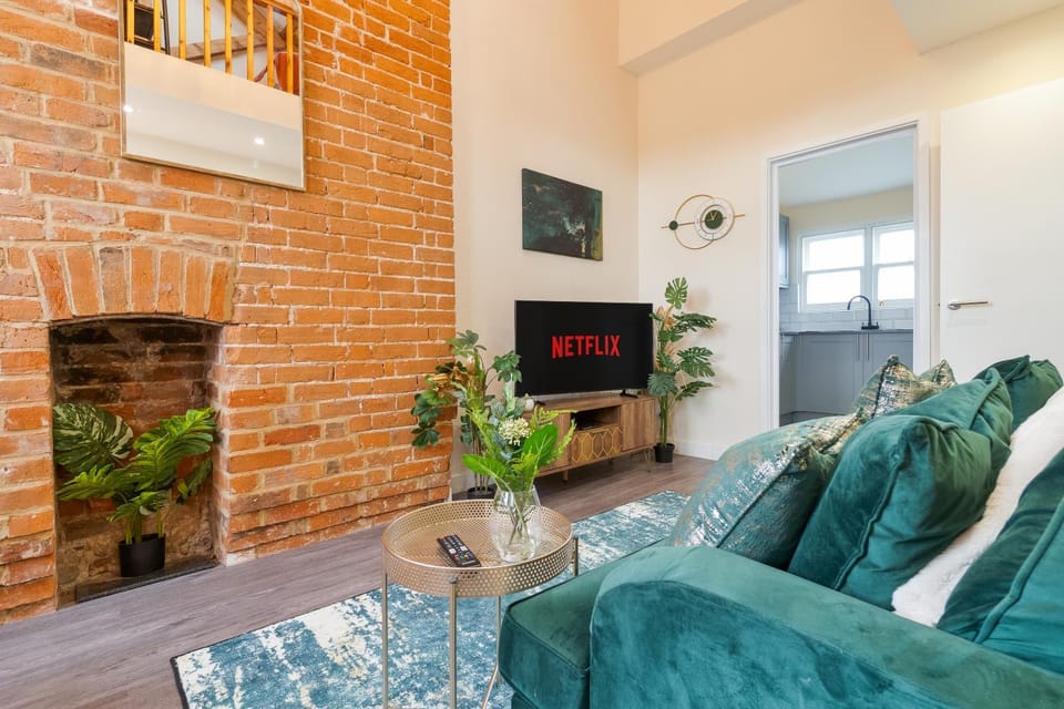 Communal lounge/ TV room, TV and multimedia, Living room, Seating area, Evening entertainment, flat iron