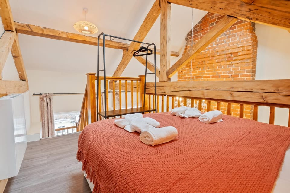 Bed, Photo of the whole room, Bedroom, bunk bed, towels