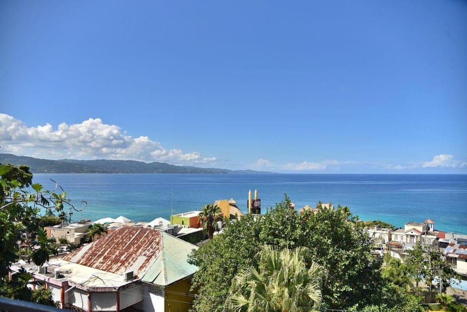 LS Stonethrow - Sapphire Deluxe Apartment in Montego Bay