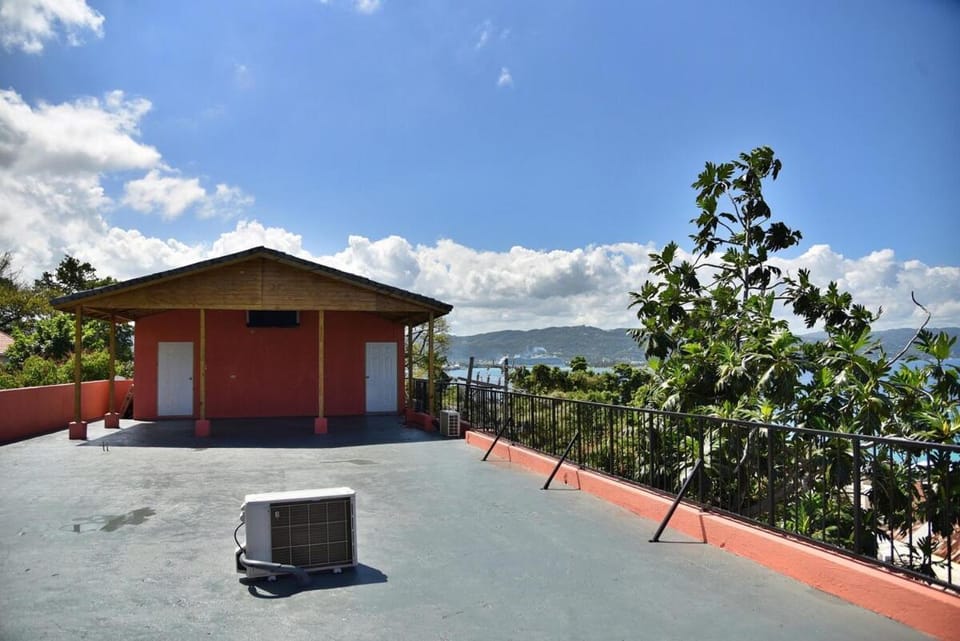 LS Stonethrow - Sapphire Deluxe Apartment in Montego Bay