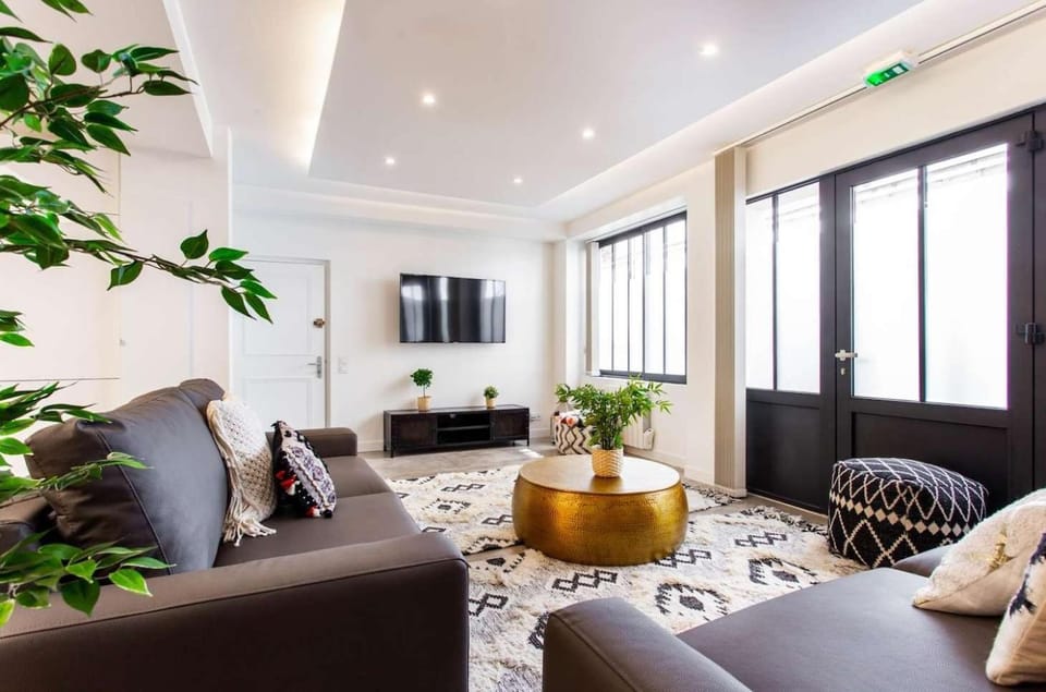 Facade/entrance, TV and multimedia, Living room, Seating area