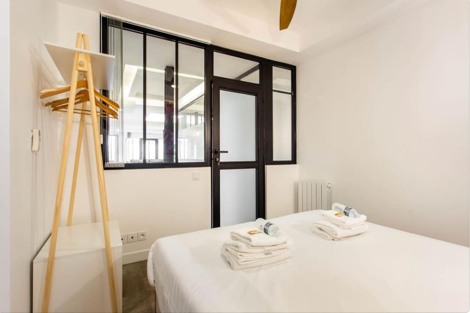 Bed, Photo of the whole room, Bedroom, towels