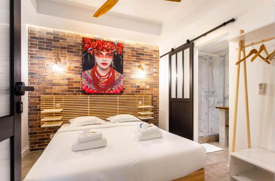 Shower, Bed, Bathroom, Photo of the whole room, Bedroom, towels