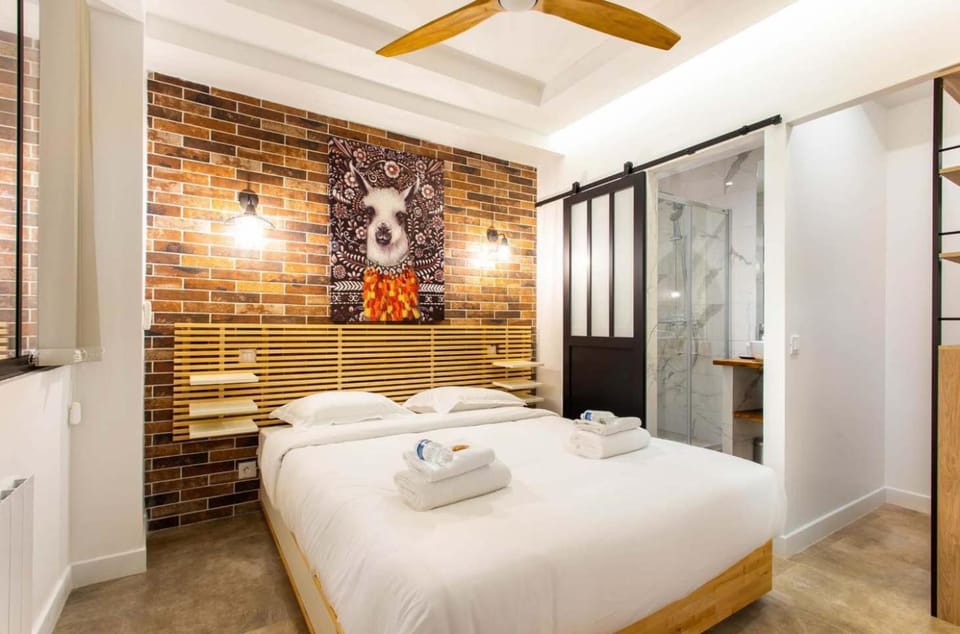Bed, Photo of the whole room, Bedroom, towels