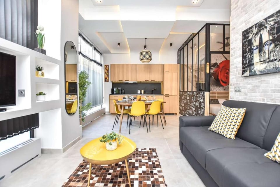 Communal lounge/ TV room, TV and multimedia, Kitchen or kitchenette, Living room, Seating area, Dining area
