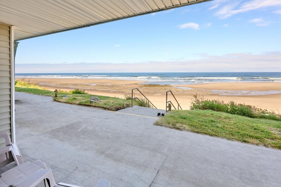107 Ocean Picture Academy - Beachfront Condo - Pool Hot Tub & Full Kitchen House in Lincoln City