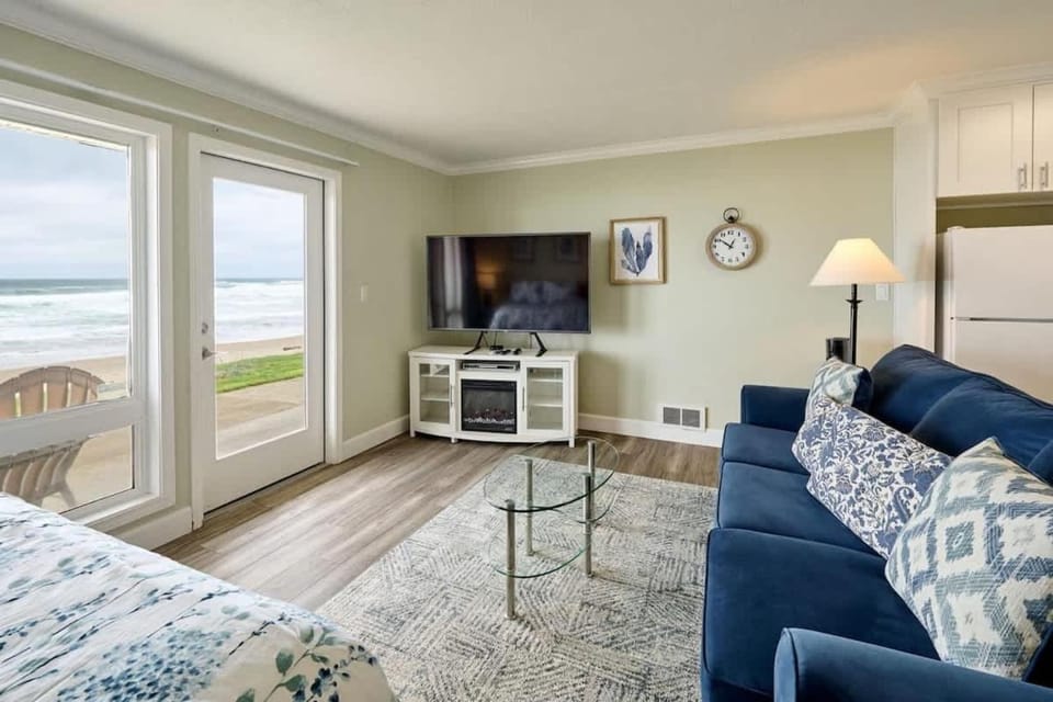 Oceanfront Condo - Easy Beach Access - Pool and Hot Tub House in Lincoln City