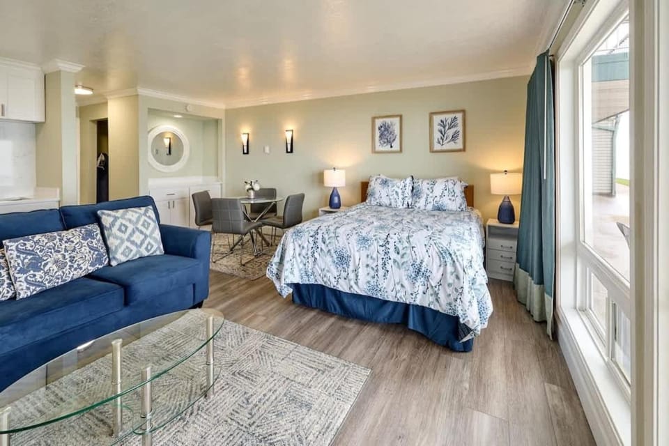 Oceanfront Condo - Easy Beach Access - Pool and Hot Tub House in Lincoln City