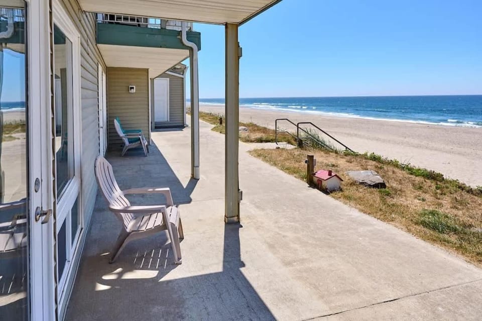Oceanfront Condo - Easy Beach Access - Pool and Hot Tub House in Lincoln City