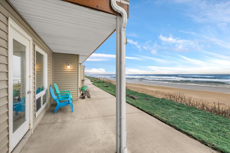 Ground Floor Oceanfront Condo - Full Kitchen - Pool & Hot Tub House in Lincoln City