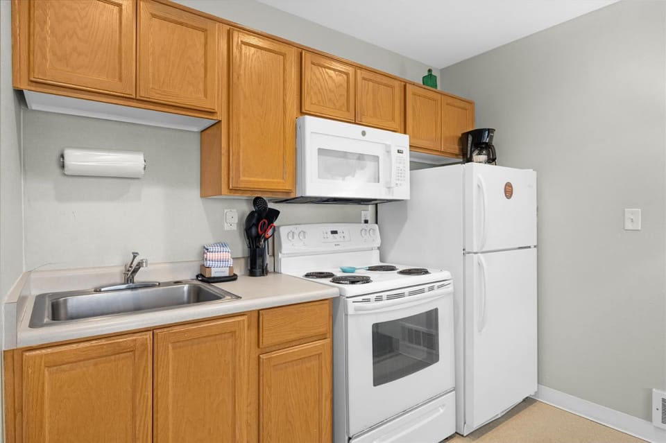 Ground Floor Oceanfront Condo - Full Kitchen - Pool & Hot Tub House in Lincoln City