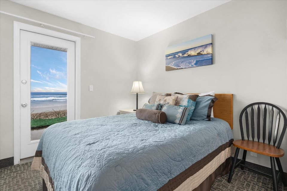 Ground Floor Oceanfront Condo - Full Kitchen - Pool & Hot Tub House in Lincoln City