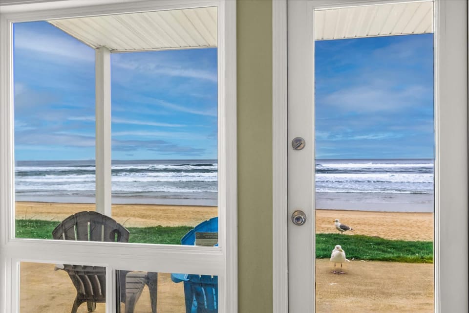 Oceanfront Studio - Ground Floor - King Bed - Easy Beach Access - Pool & Hot Tub House in Lincoln City