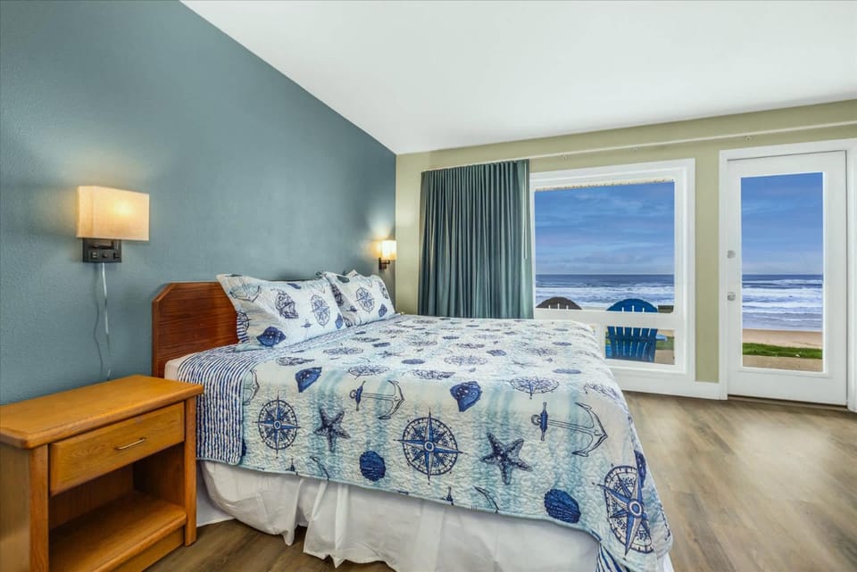Oceanfront Studio - Ground Floor - King Bed - Easy Beach Access - Pool & Hot Tub House in Lincoln City