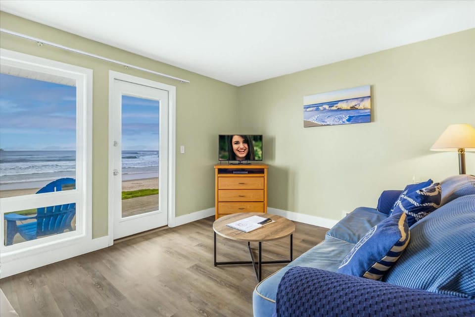 Oceanfront Studio - Ground Floor - King Bed - Easy Beach Access - Pool & Hot Tub House in Lincoln City