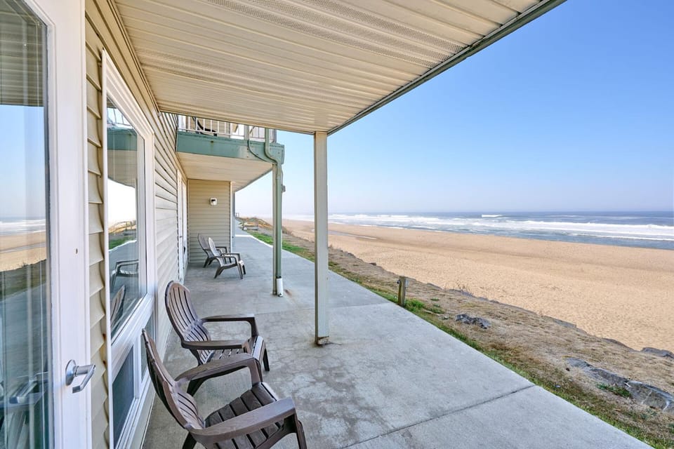 Beachfront Condo - Ground Floor - Ocean Views - Pool & Hot Tub House in Lincoln City