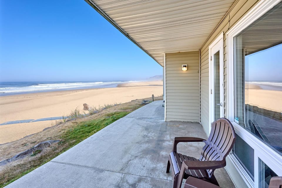 Beachfront Condo - Ground Floor - Ocean Views - Pool & Hot Tub House in Lincoln City
