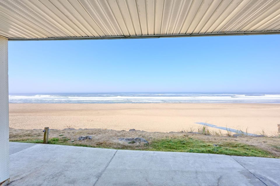 Beachfront Condo - Ground Floor - Ocean Views - Pool & Hot Tub House in Lincoln City
