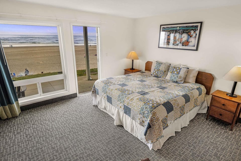 Oceanfront Condo - Beach Access - King Bed & Full Kitchen - Pool and Hot Tub House in Lincoln City