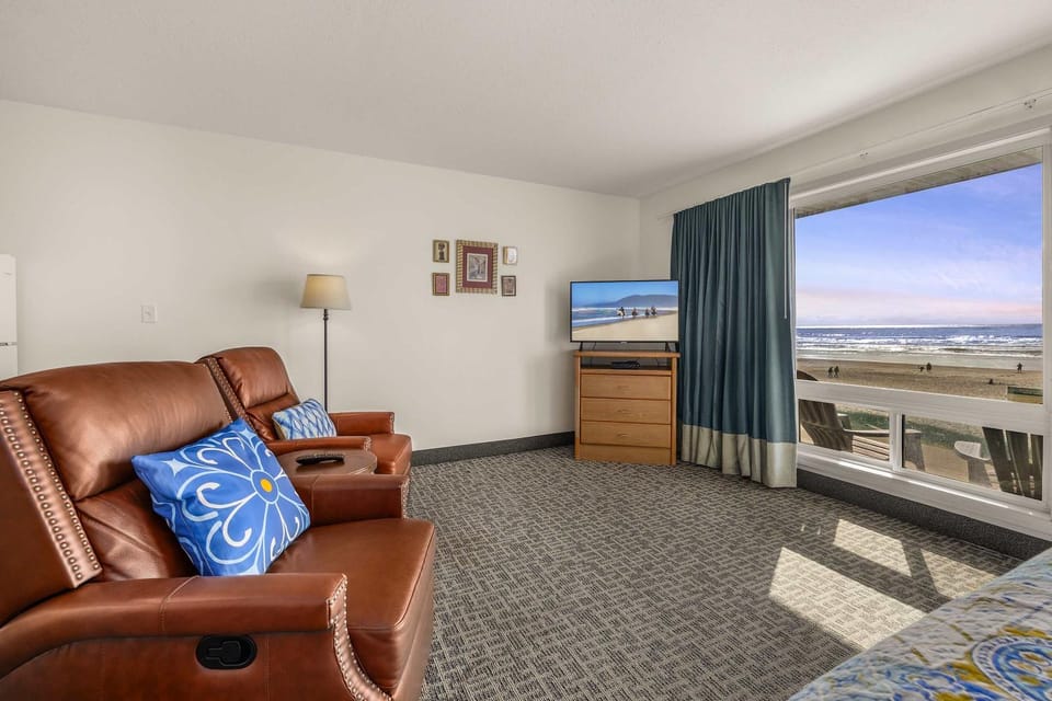 Oceanfront Condo - Beach Access - King Bed & Full Kitchen - Pool and Hot Tub House in Lincoln City