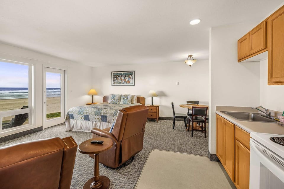 Oceanfront Condo - Beach Access - King Bed & Full Kitchen - Pool and Hot Tub House in Lincoln City