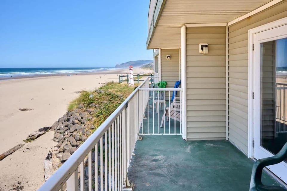 Ground Floor Condo - Ocean View - Pool & Hot Tub House in Lincoln City