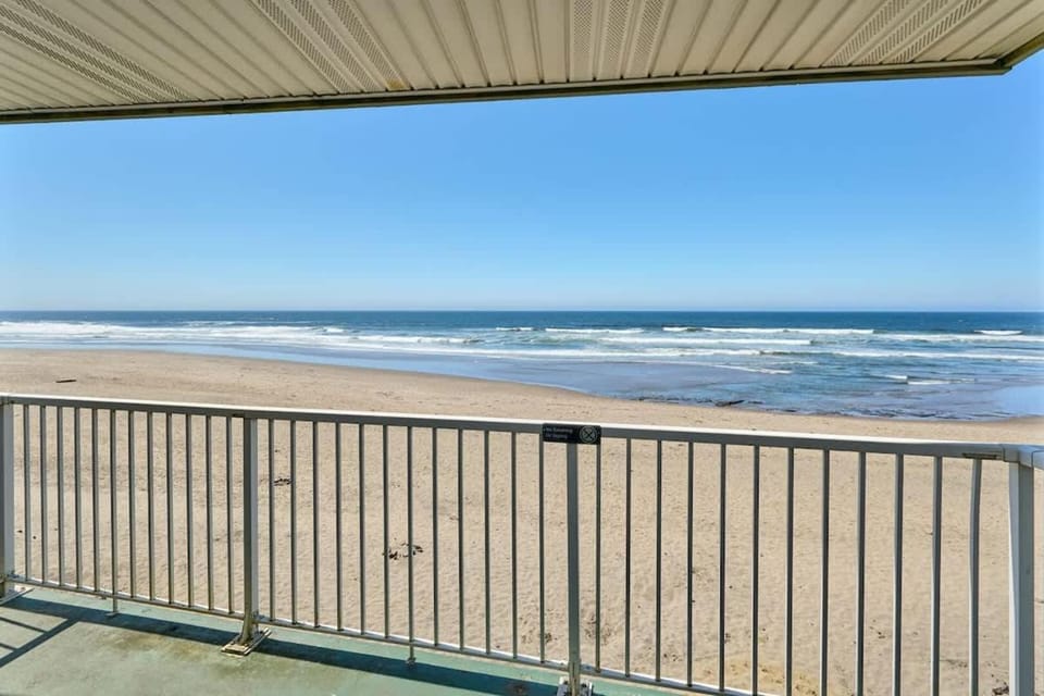 Ground Floor Studio - Easy Beach Access - Pool and Hot Tub House in Lincoln City