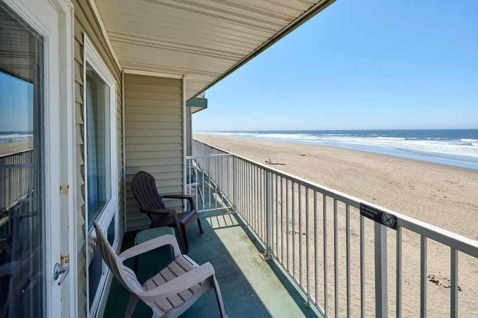 Ground Floor Studio - Easy Beach Access - Pool and Hot Tub House in Lincoln City