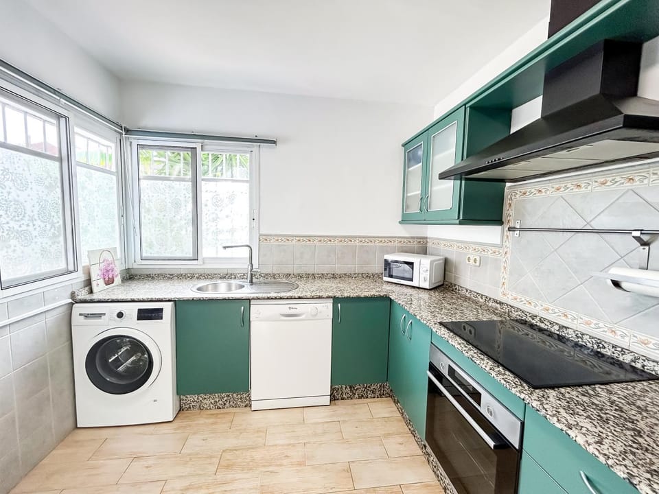 Coffee/tea facilities, Kitchen or kitchenette, dishwasher, oven, stove, toaster, washing machine
