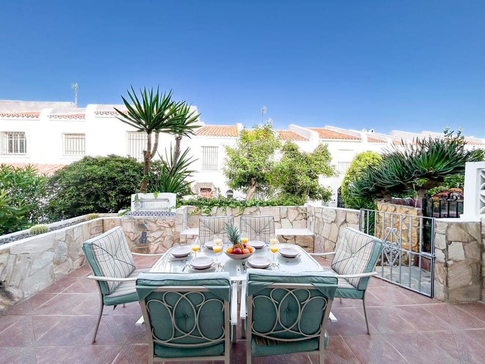 Facade/entrance, Day, View (from property/room), Balcony/Terrace, Dining area