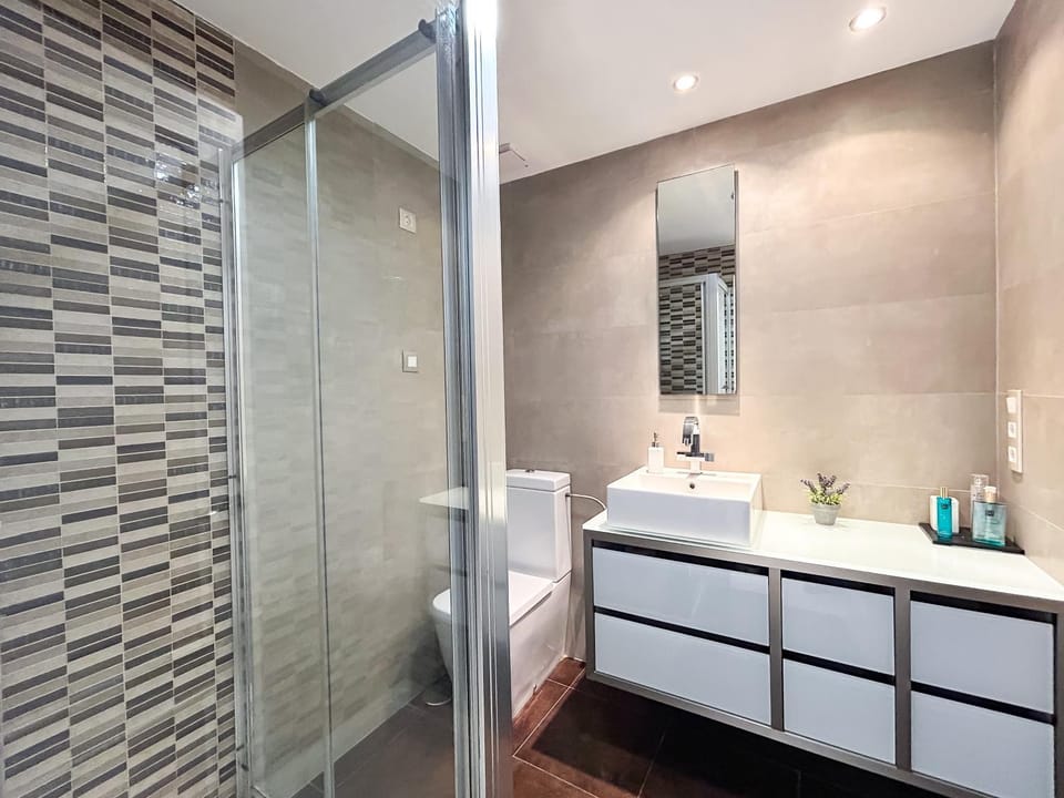 Shower, Bathroom, hair dryier