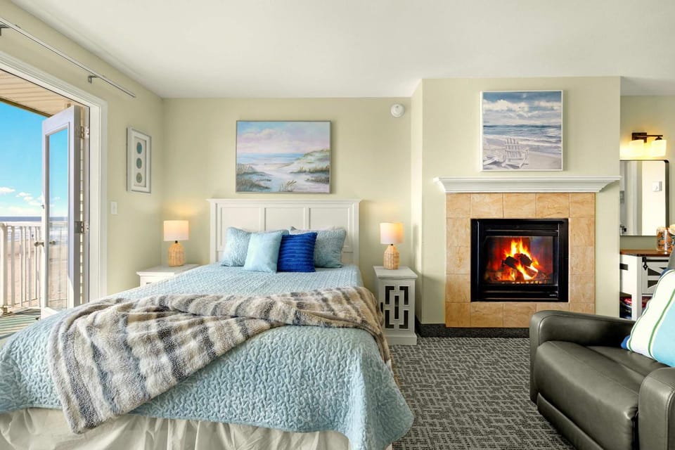Ground Floor Queen Studio - Ocean View - Pool and Hot Tub House in Lincoln City