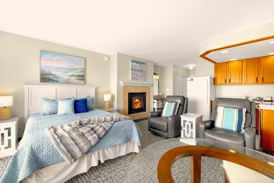 Ground Floor Queen Studio - Ocean View - Pool and Hot Tub House in Lincoln City