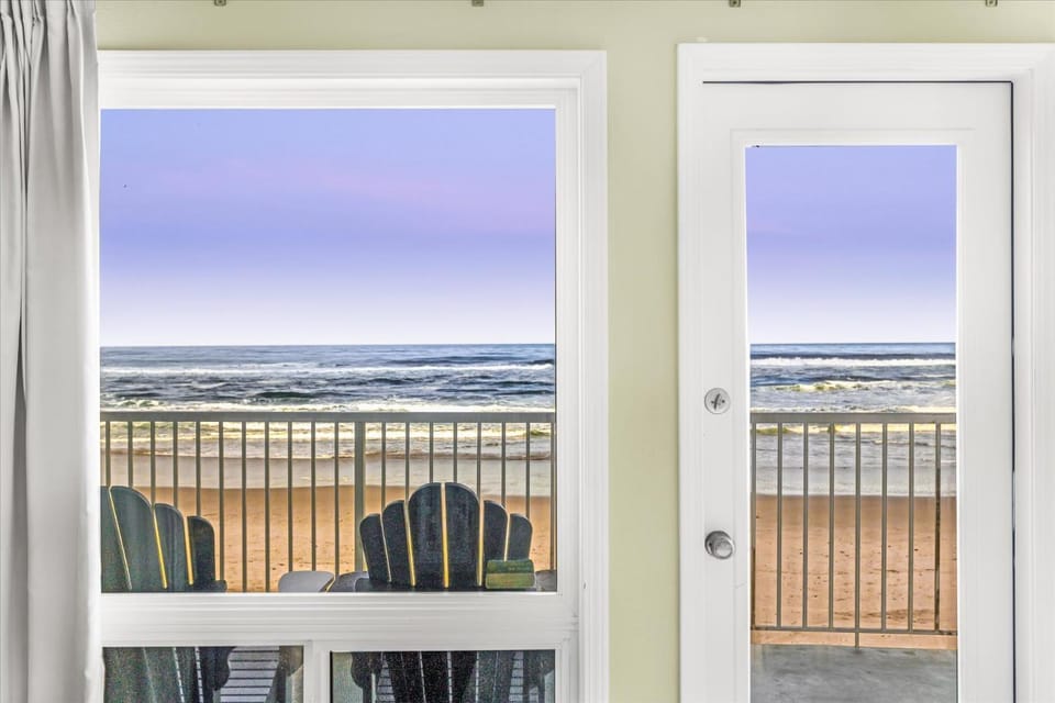 Ground Floor Queen Studio - Ocean View - Pool and Hot Tub House in Lincoln City