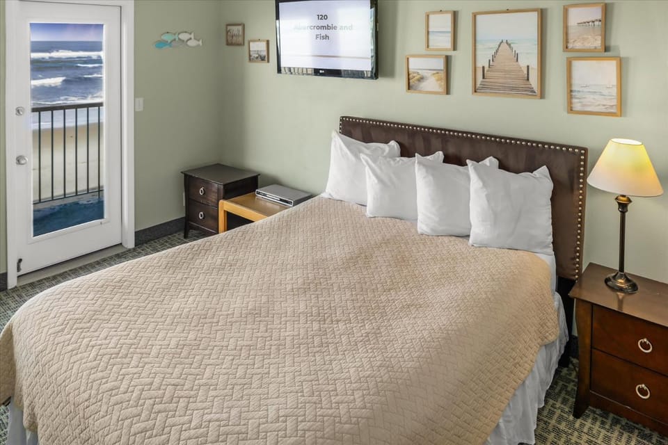 Ground Floor Fireplace Studio - Ocean View & Beach Access - Pool and Hot Tub House in Lincoln City