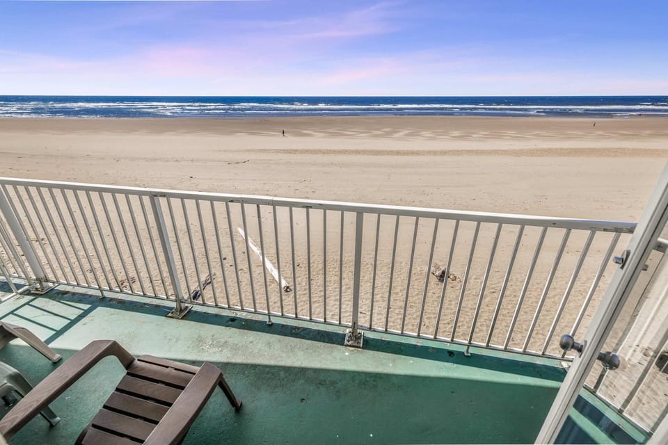 Ground Floor Fireplace Studio - Ocean View & Beach Access - Pool and Hot Tub House in Lincoln City